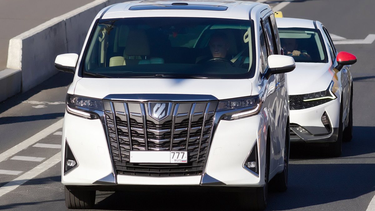 Moscow, Toyota Alphard white front Sept 2025 01