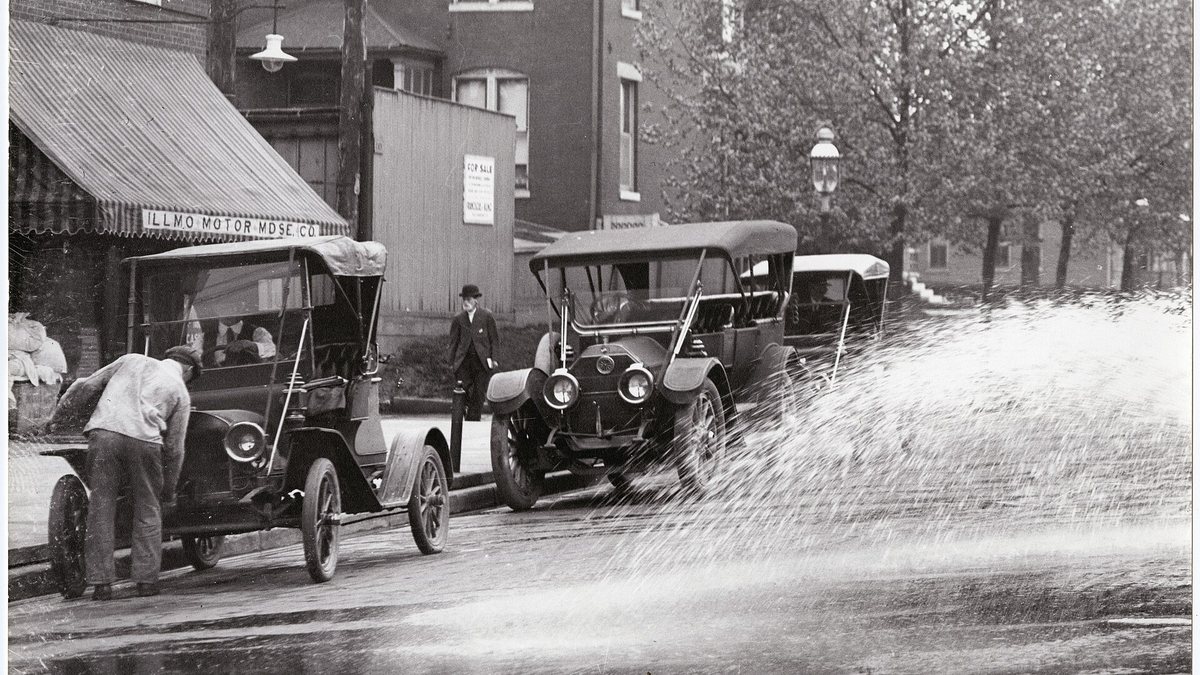 Cars parked outside the Illmo Motor Merchandise Company