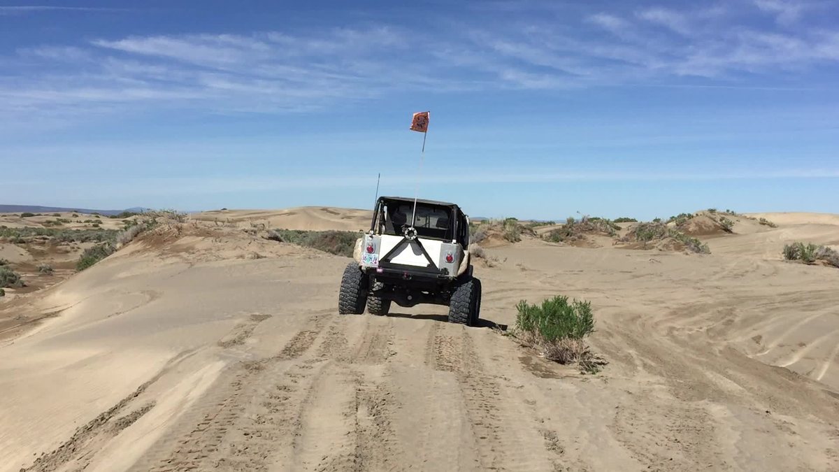 Jeep driving on Christmas Valley Sand Dunes (40688287560)