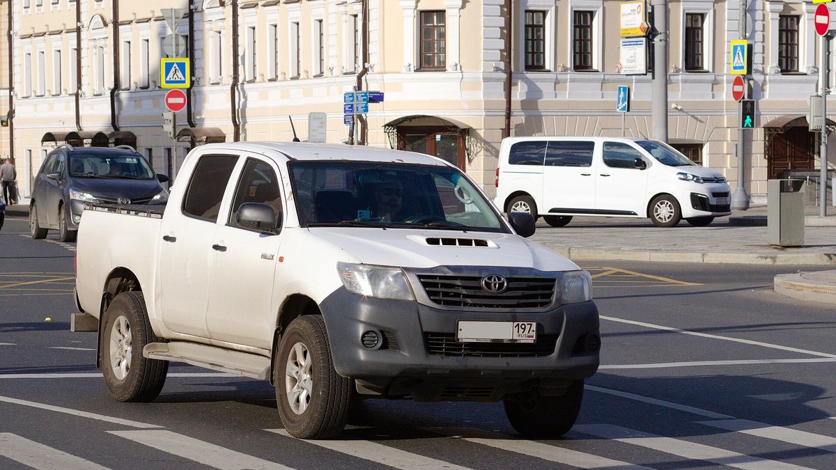 Moscow, Toyota Hilux white, Sept 2025 02