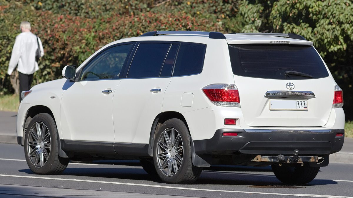 Moscow, Toyota Highlander (XU40) white Sept 2025 01