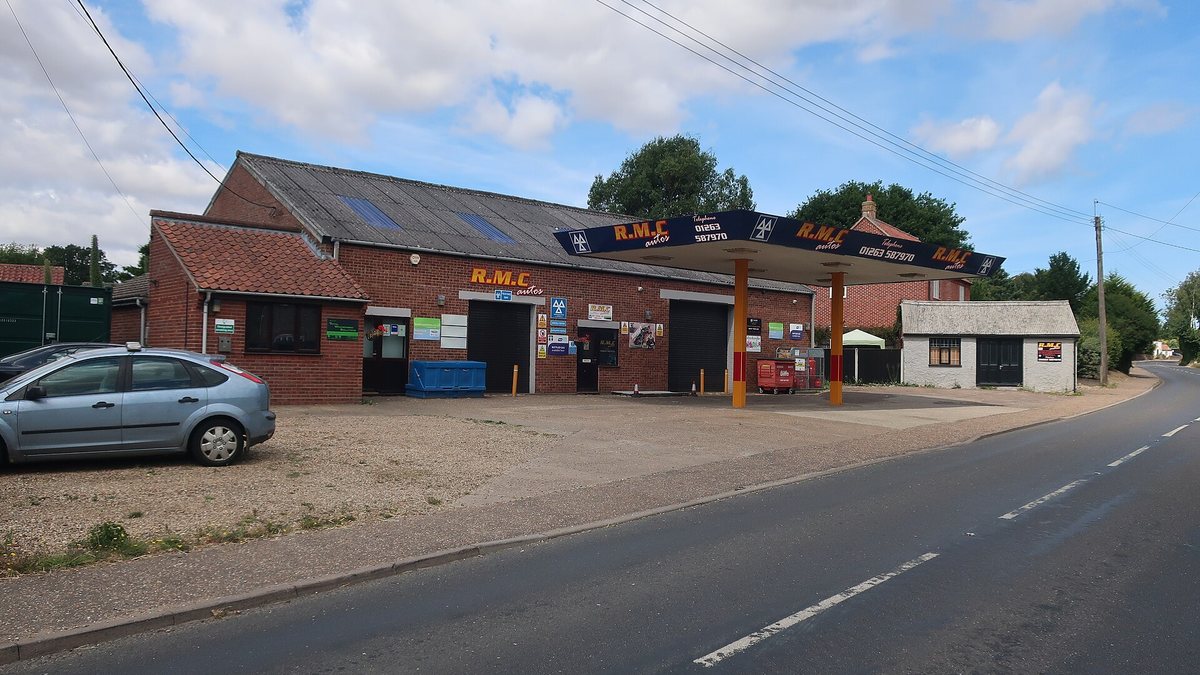 -2022-07-16 Automobile repair garage, Norwich Road, Edgefield, Norfolk