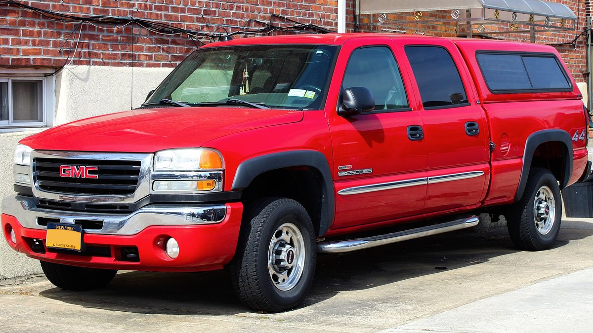 2005 GMC Sierra 2500 HD SLE Crew Cab with Duramax Diesel engine (6.6L) and topper added, front 3.27.19