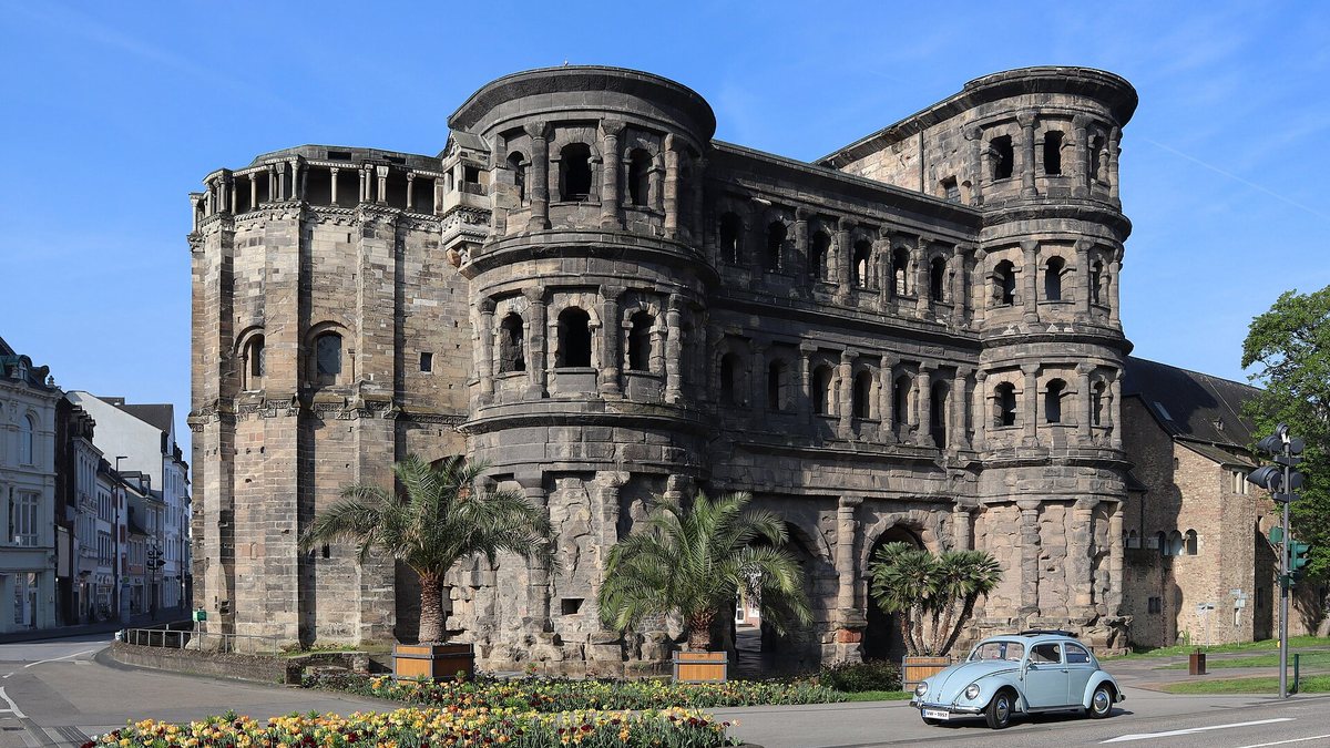 1957 Volkswagen Beetle, export model, in front of Porta Nigra in Trier 2023-05-01