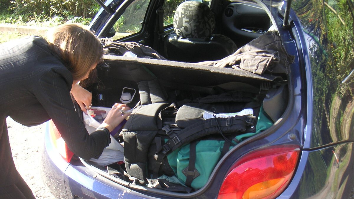 Alice packing her car