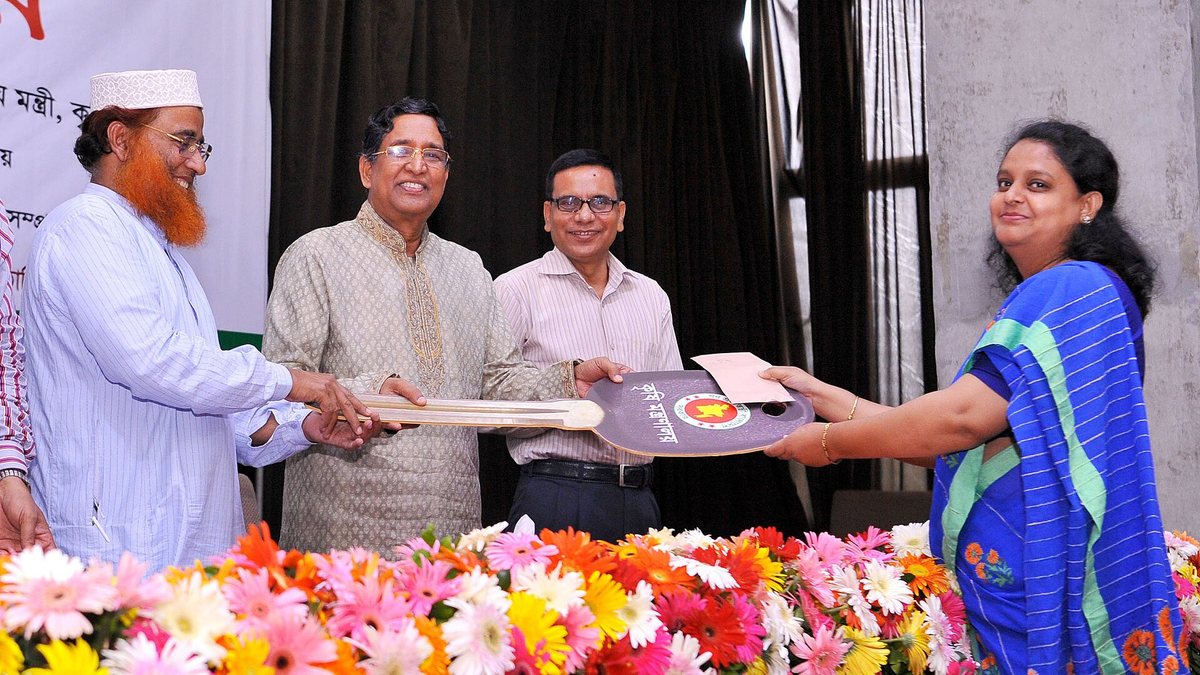 Agriculture Minister Md Abdur Razzaque hands over car keys to Upazila Agriculture Officers 2019-05-20 (PID-0038598)
