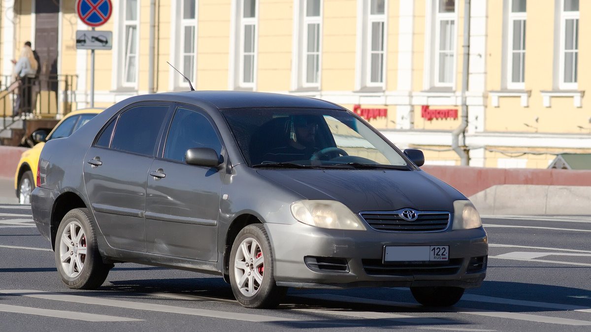 Moscow, Toyota Corolla (E120) sedan, Sept 2025 01